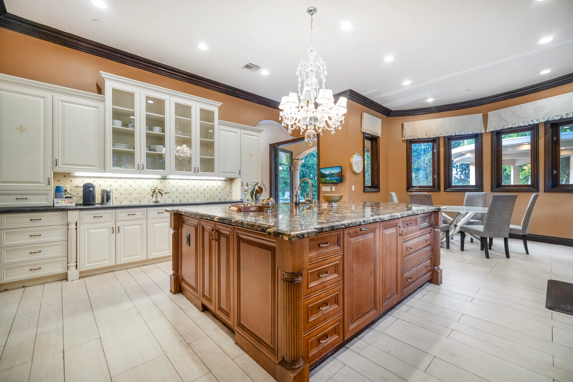 Wander Tarzana Estate #11