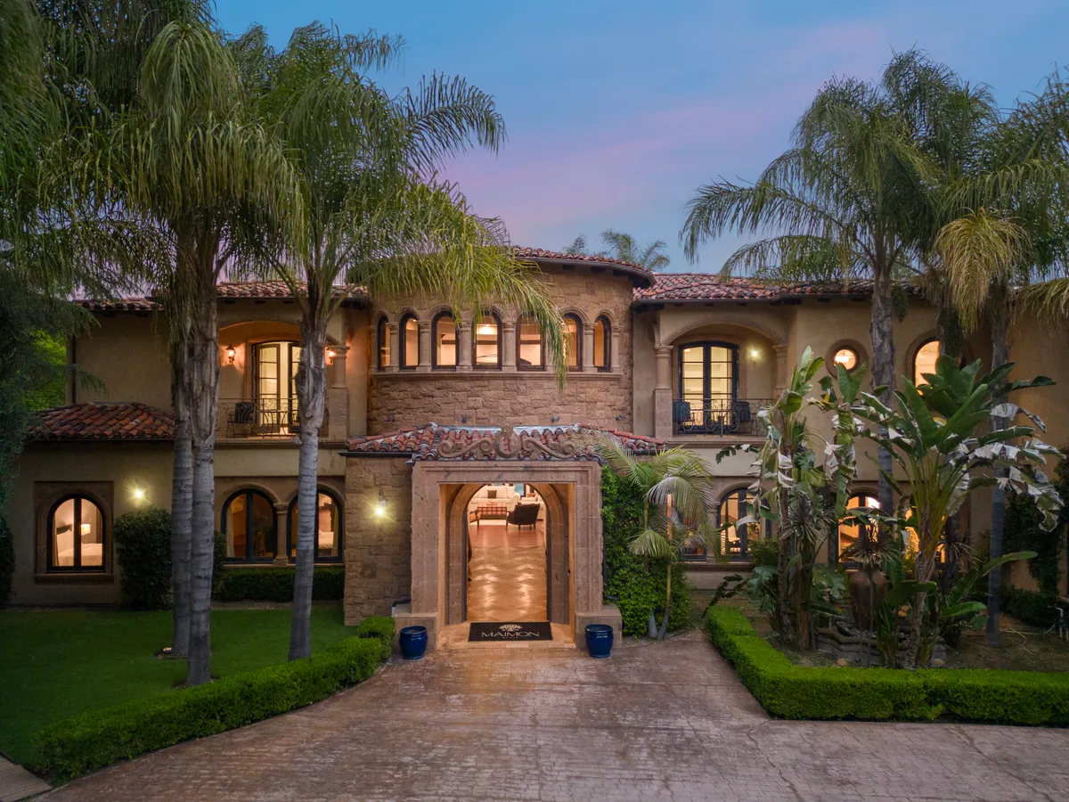Wander Tarzana Estate