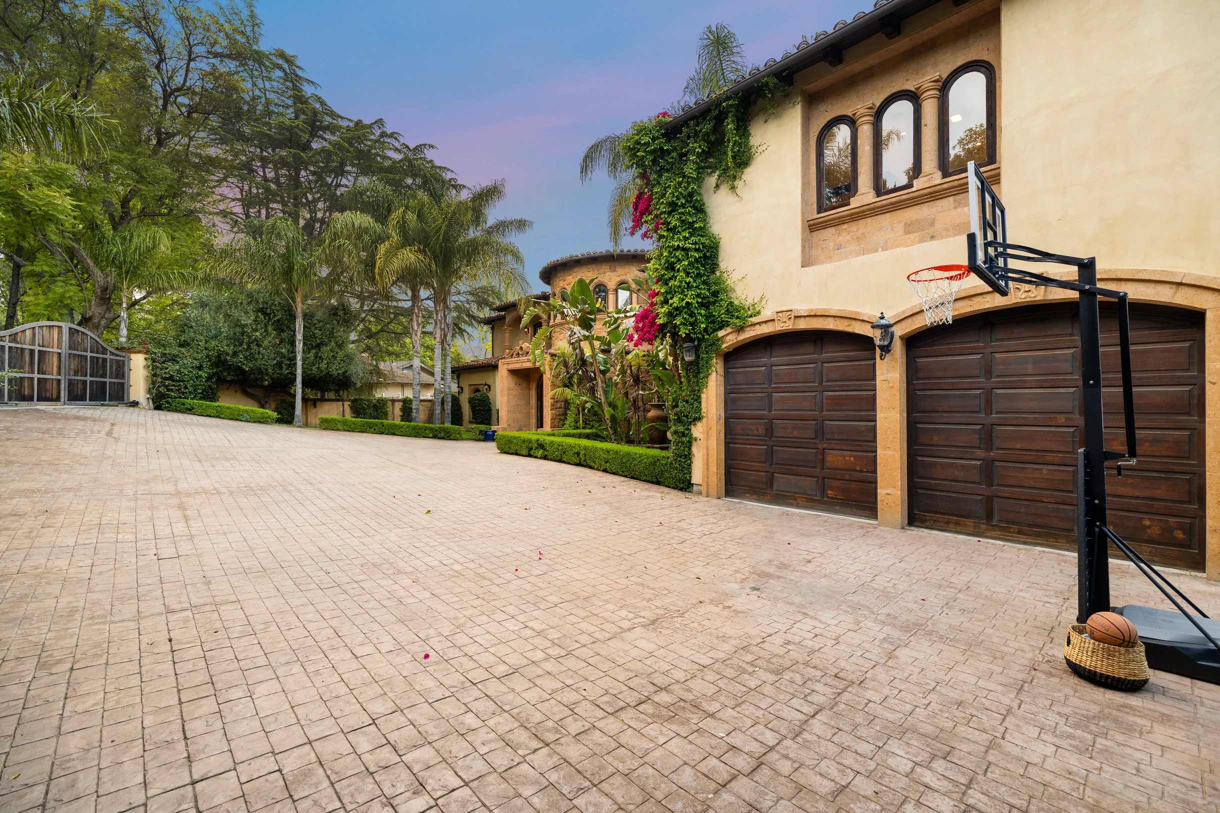 Wander Tarzana Estate #46