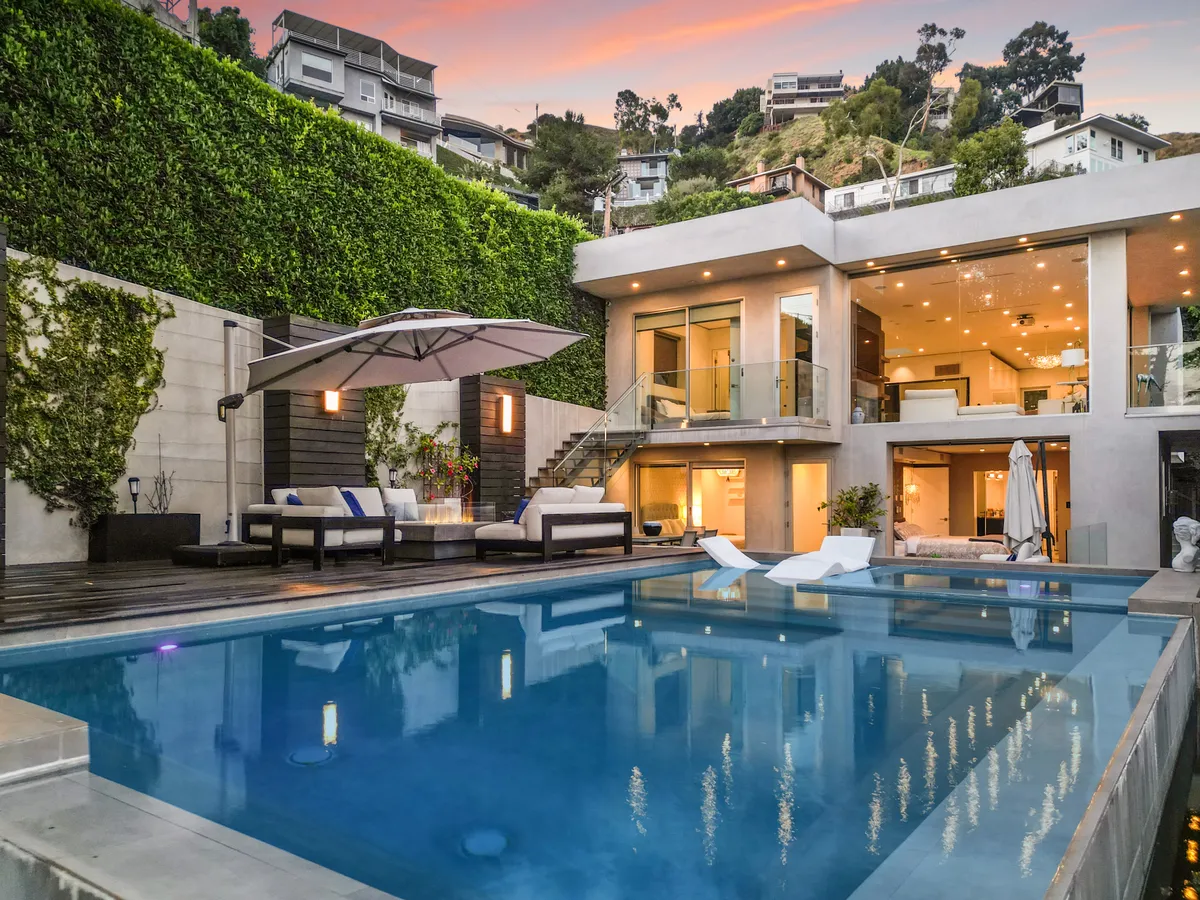 Wander Hollywood Hills Horizon