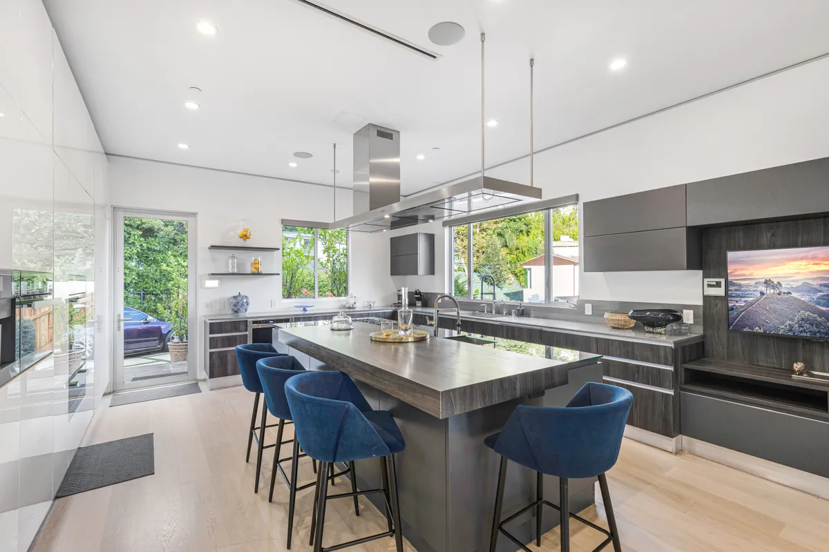 Wander Hollywood Hills Horizon