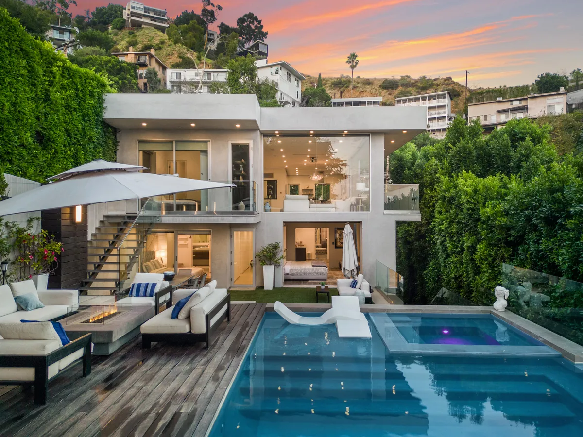 Wander Hollywood Hills Horizon