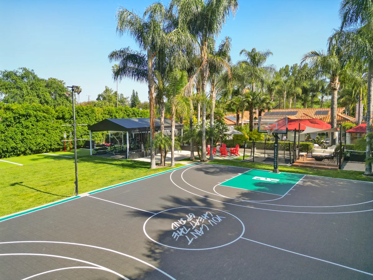 Property in Woodland Hills, Los Angeles property photo 2