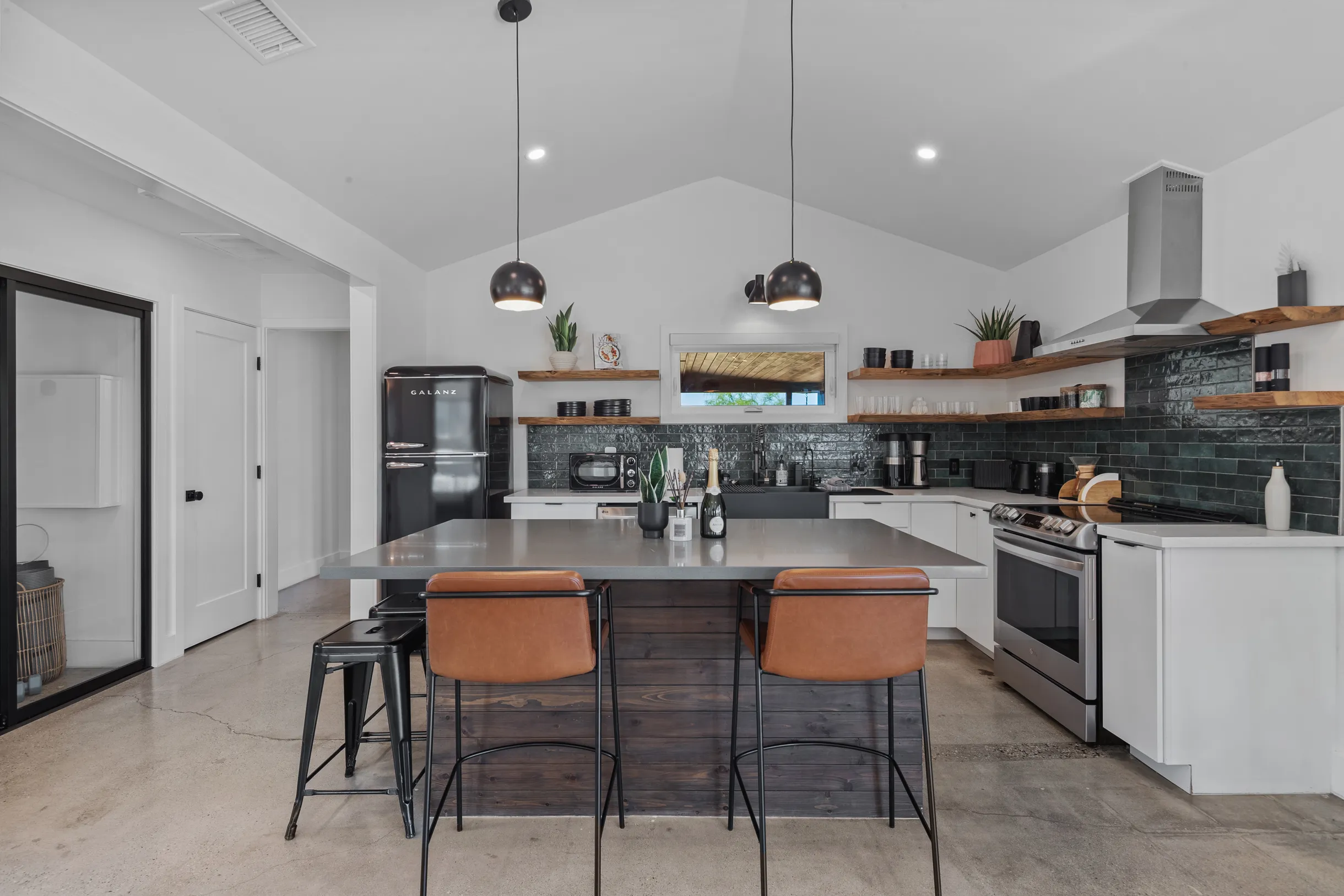 Calico Landing, Desert Pool + Spa Retreat #4