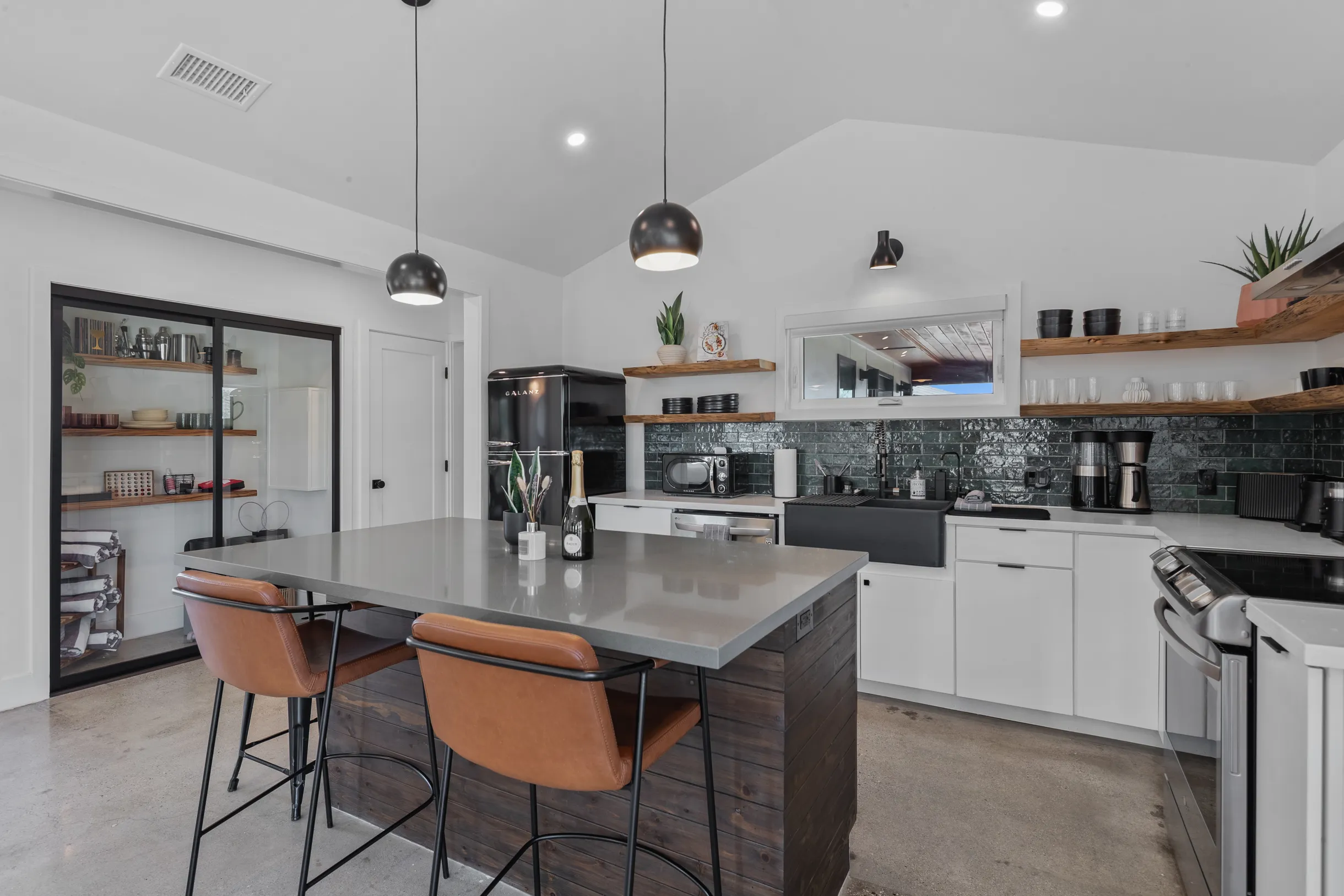 Calico Landing, Desert Pool + Spa Retreat #51