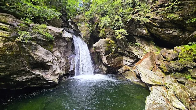 Bingham Falls Parking & Trailhead