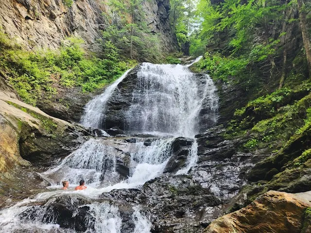 Moss Glen Falls Parking
