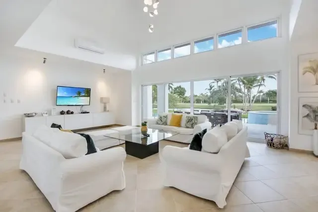 Lake View: Lake/golf view villa with full staff, pool, Jacuzzi & pool table