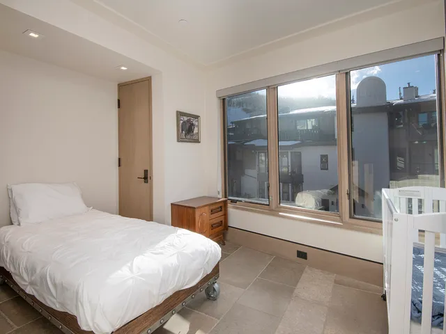Bedroom 5 image 1