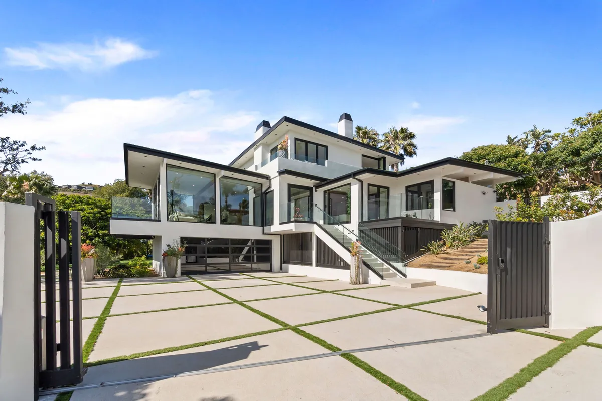 Sea Vista - Central Malibu Villa w/ Pool, Spa, & Ocean Views property photo 3