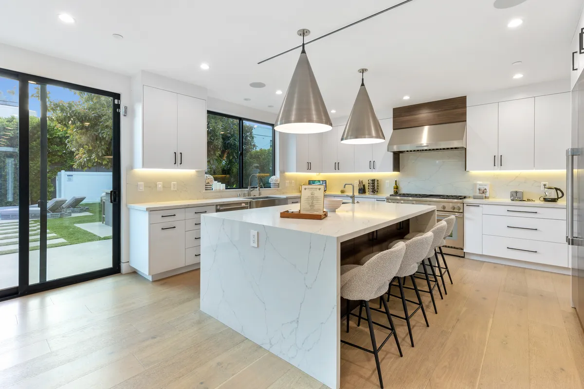 Wander Hollywood Halo