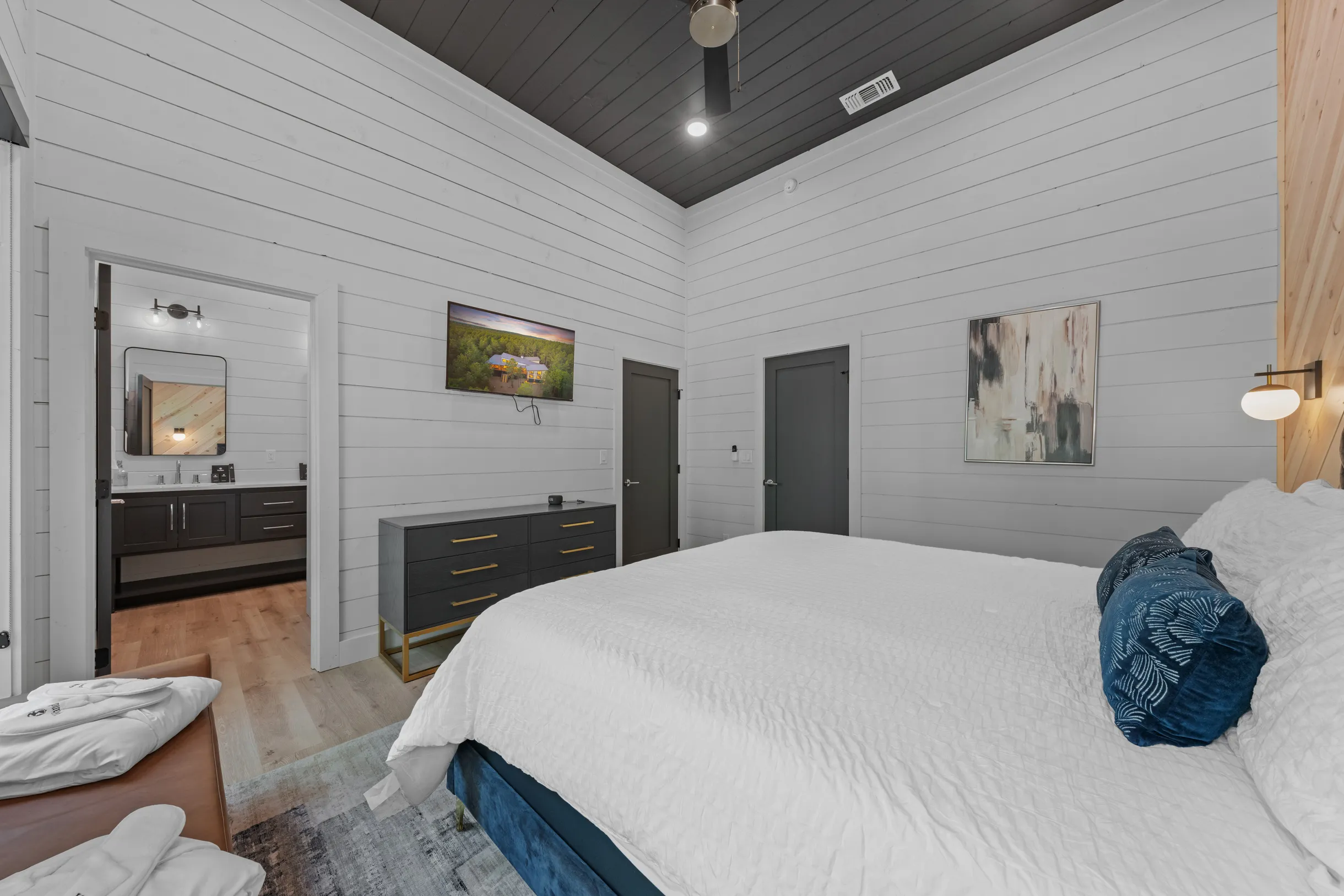 Wander Broken Bow Glow #111