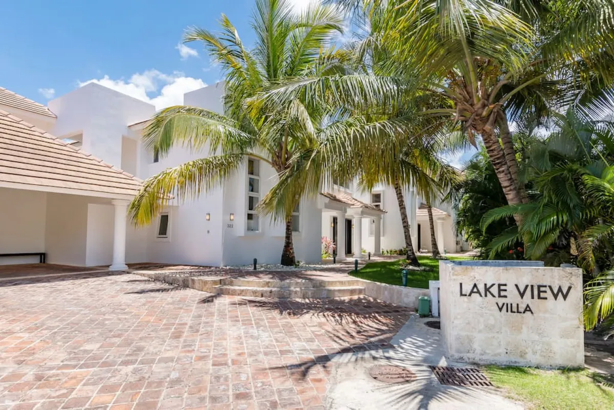 Lake View: Lake/golf view villa with full staff, pool, Jacuzzi & pool table