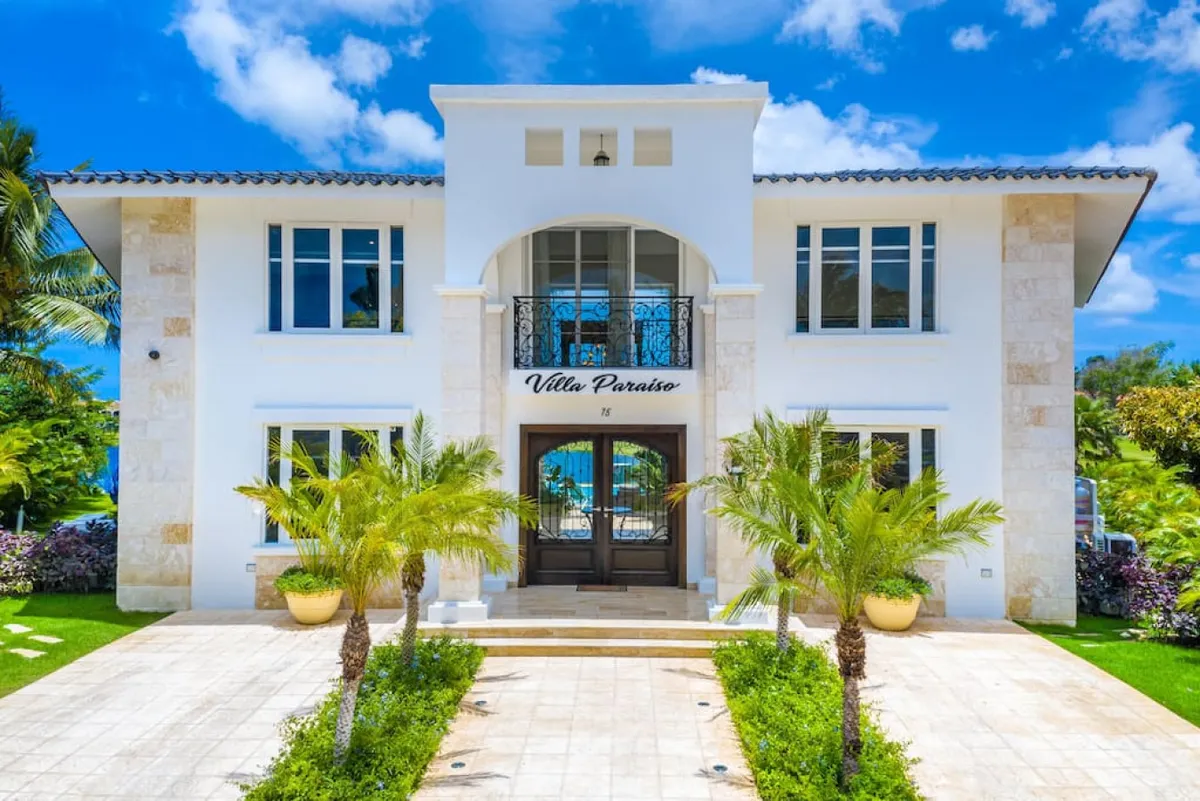 Paraiso: Luxury villa with lake/golf view, pool, Jacuzzi, games & full staff