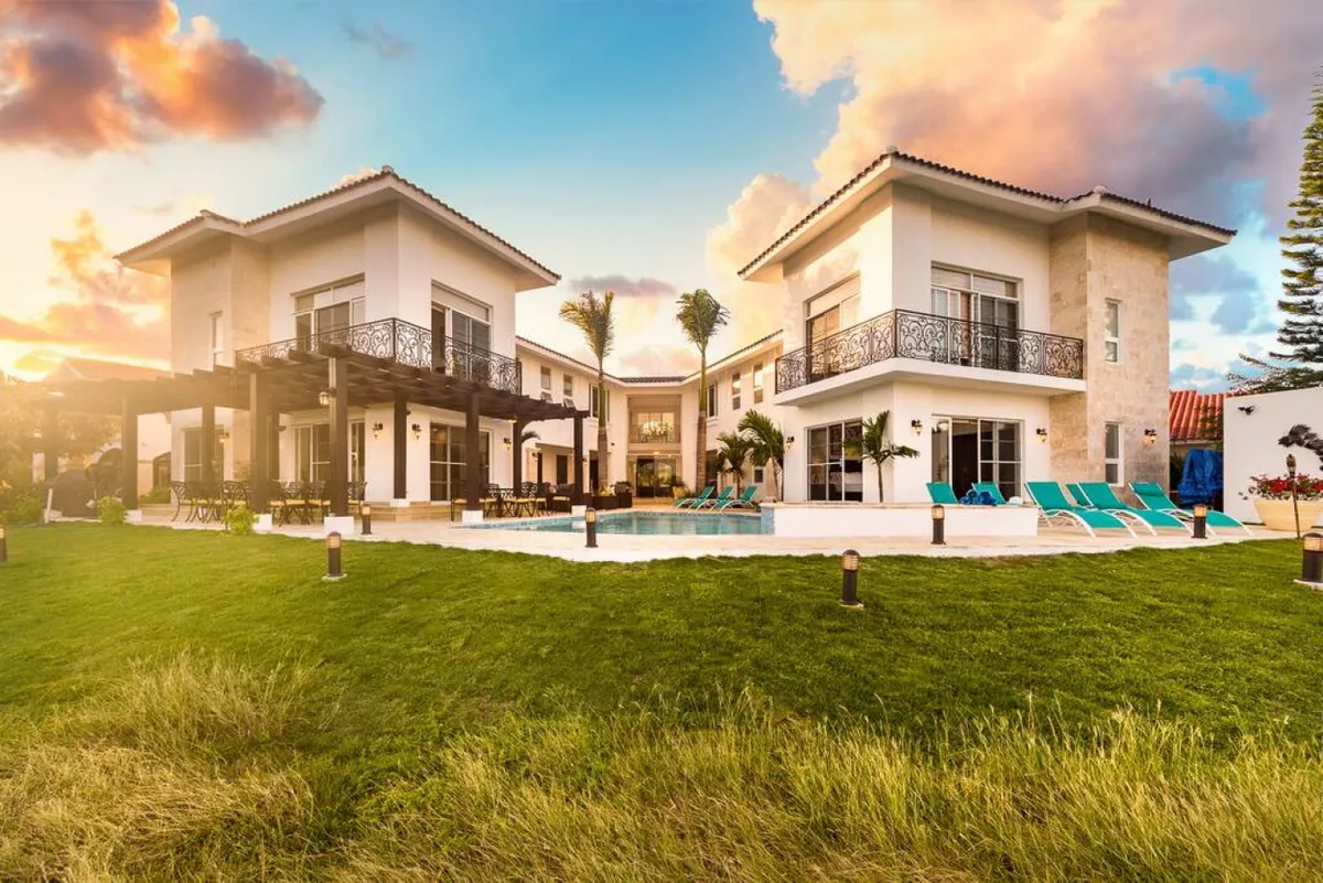 Paraiso: Luxury villa with lake/golf view, pool, Jacuzzi, games & full staff