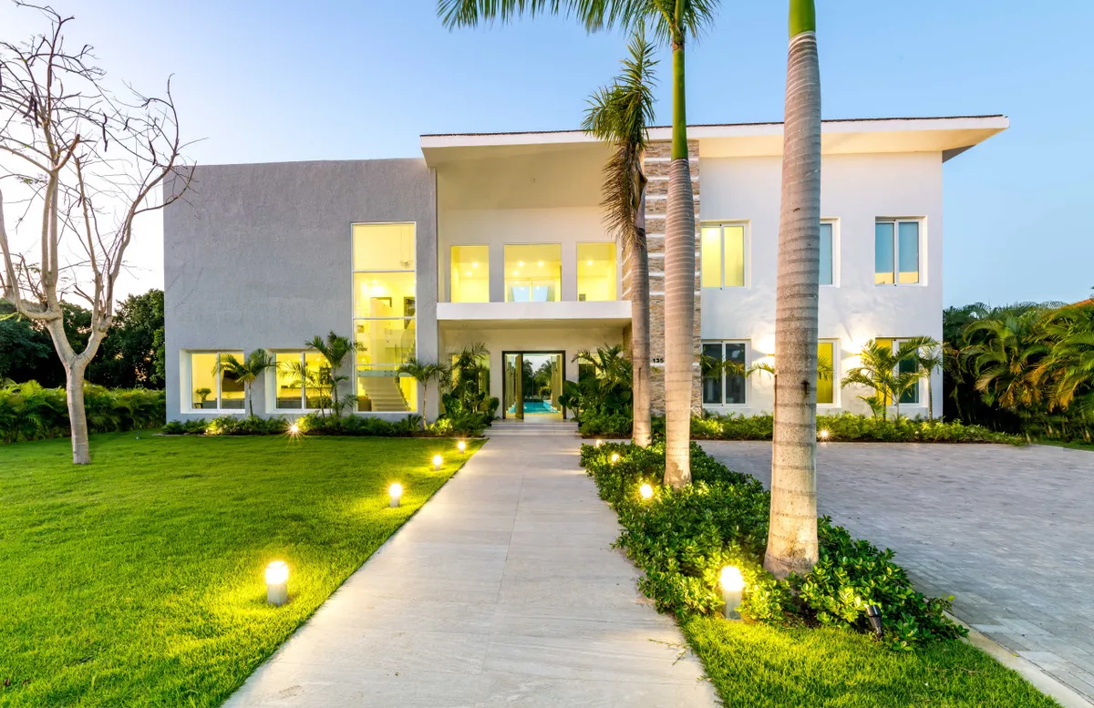 Villa Palma: Modern golf front villa, lap pool, Jacuzzi, billiards & full staff