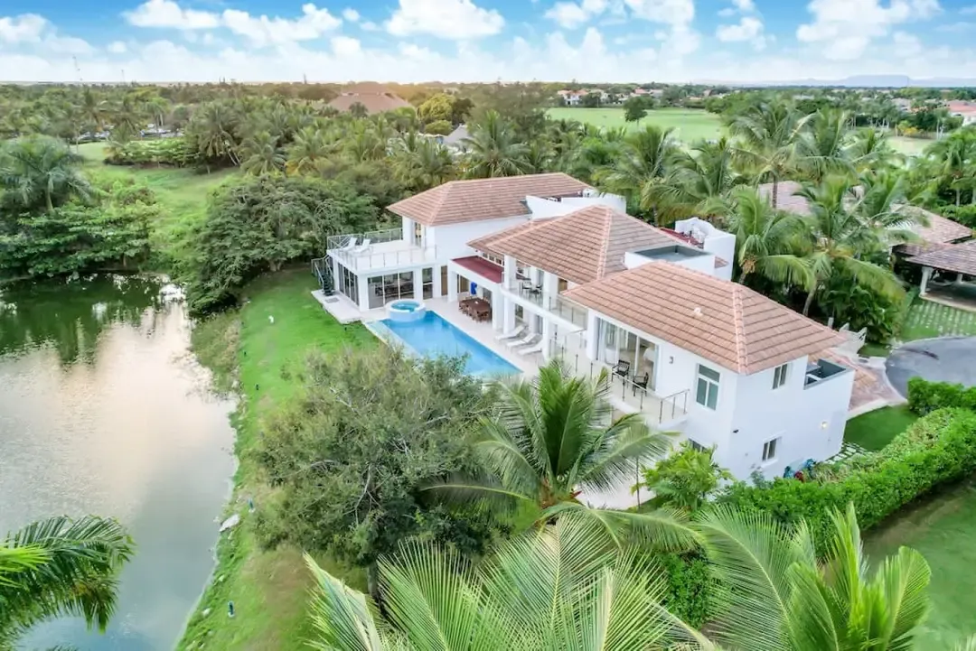 Cocotal Mansion: 2 villas ideal for groups with pools, Jacuzzi & full staff