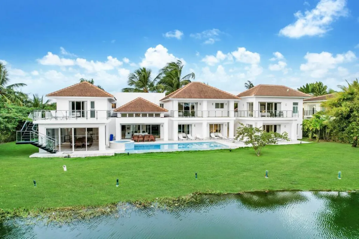 Cocotal Mansion: 2 villas ideal for groups with pools, Jacuzzi & full staff