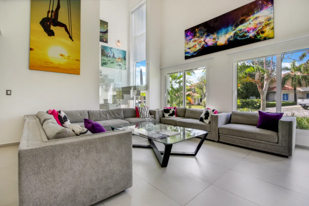 Villa Palma: Modern golf front villa, lap pool, Jacuzzi, billiards & full staff