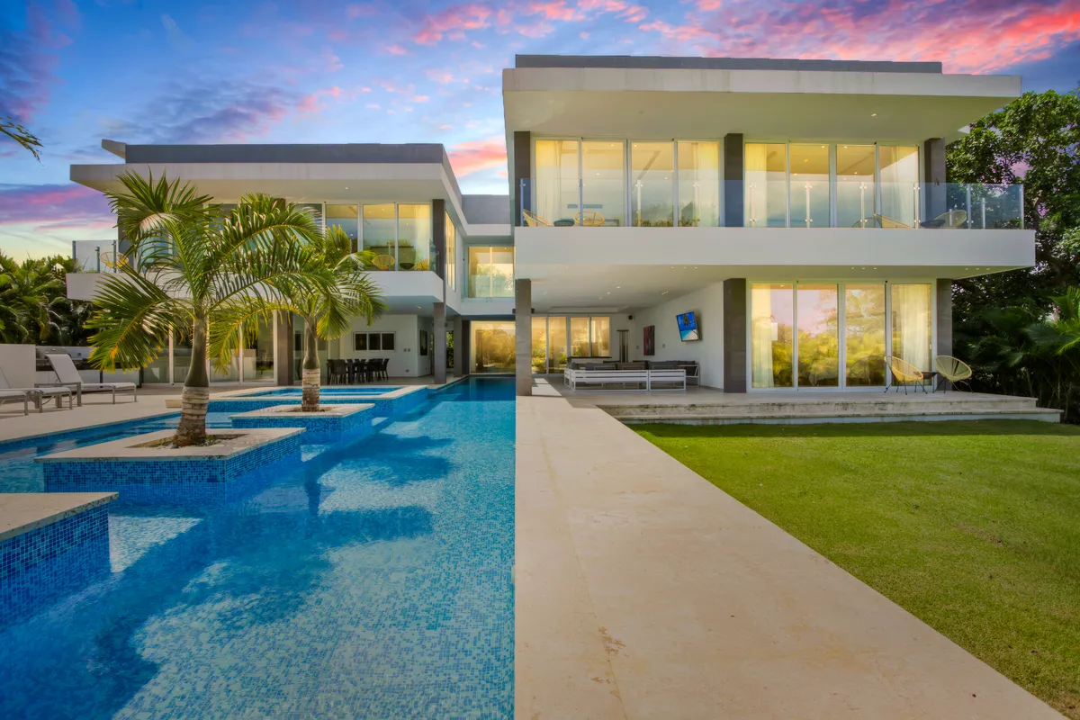 Villa Palma: Modern golf front villa, lap pool, Jacuzzi, billiards & full staff