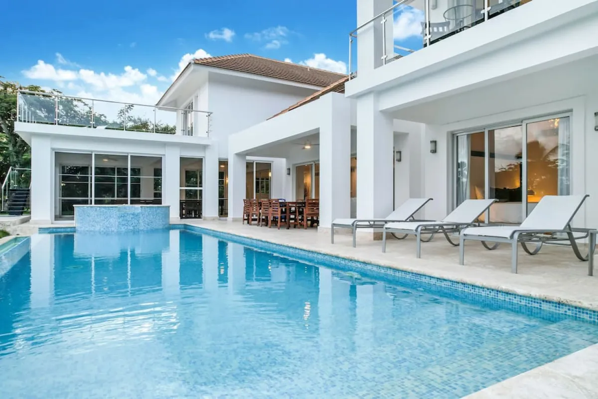 Lake View: Lake/golf view villa with full staff, pool, Jacuzzi & pool table