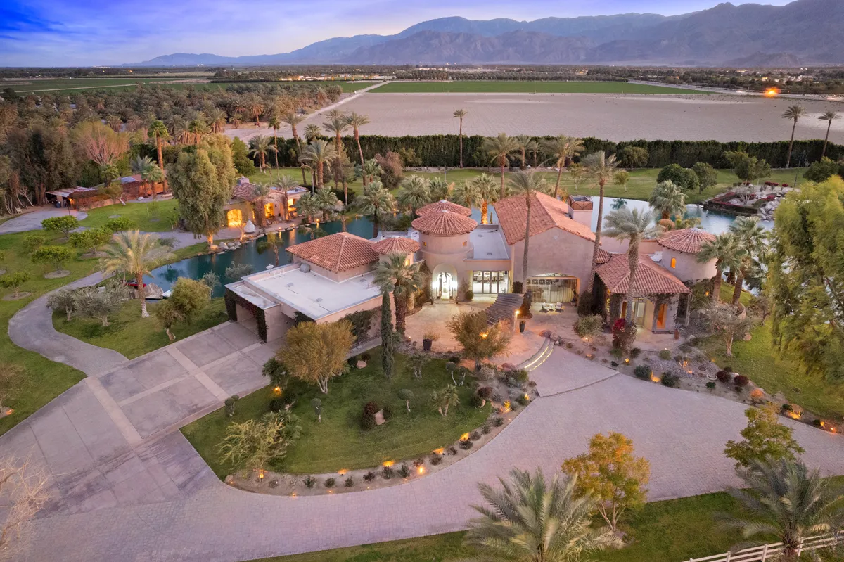 Mirabella Estate with Private Lake