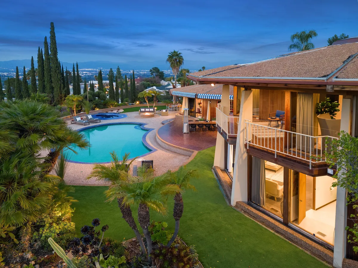 Via Vallarta - An Architecturally Significant California Modern Home property photo 2