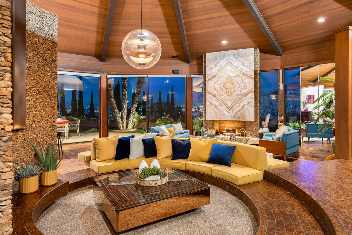 Via Vallarta - An Architecturally Significant California Modern Home property photo 3