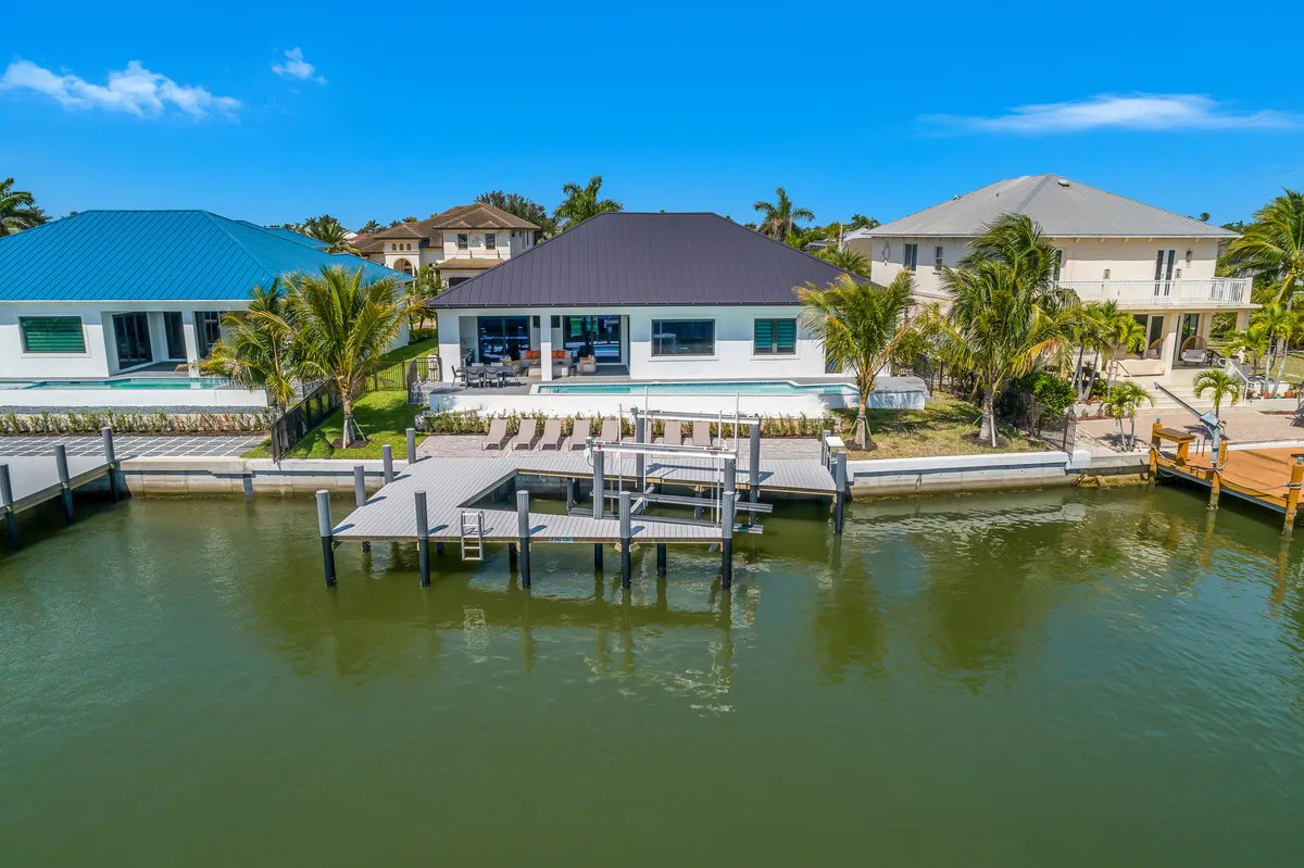 Marco Luxe Retreat / Waterfront