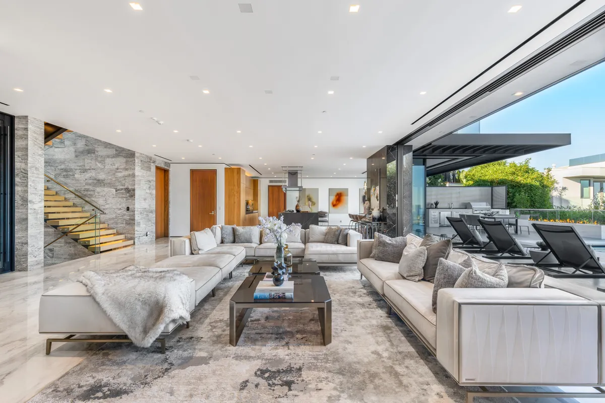 Wander Hollywood Hills Oasis