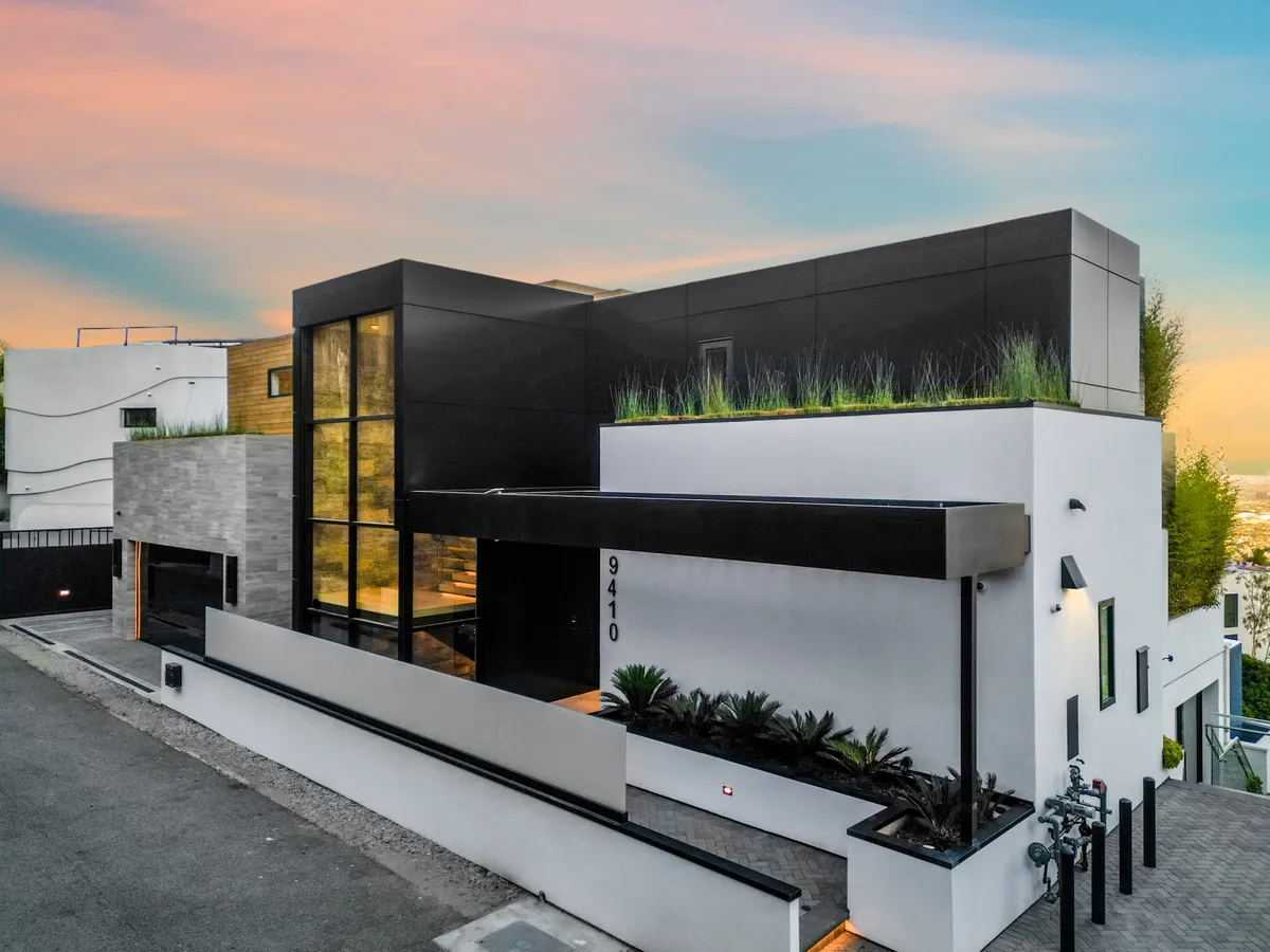 Wander Hollywood Hills Oasis