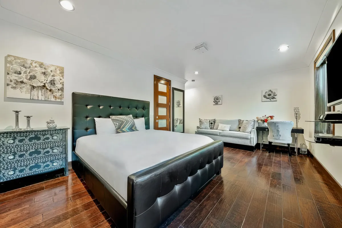 Bedroom 5 image