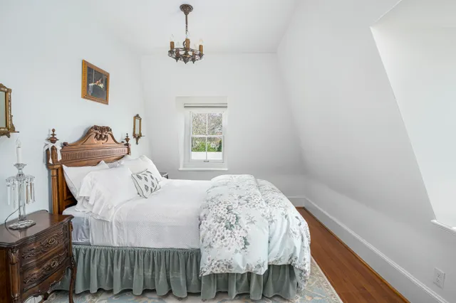 Bedroom 5 image 1