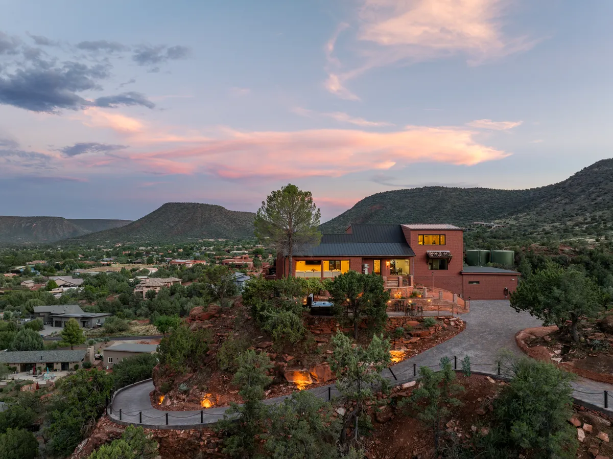 Ravens Rock Retreat: Clifftop Estate w/ 360 Views