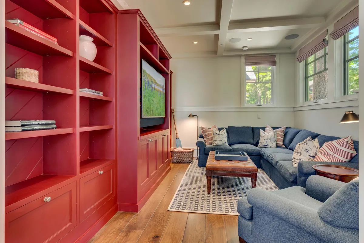 Wander Homewood Lakefront