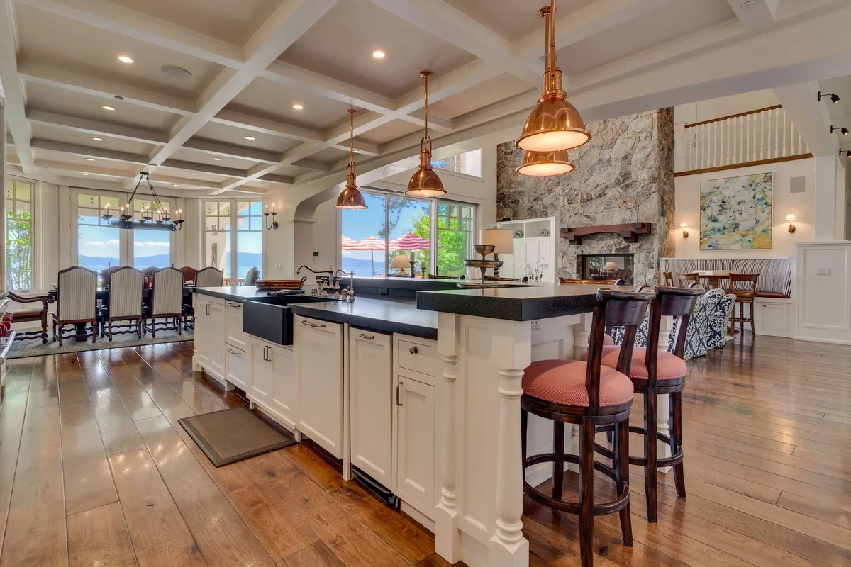 Wander Homewood Lakefront