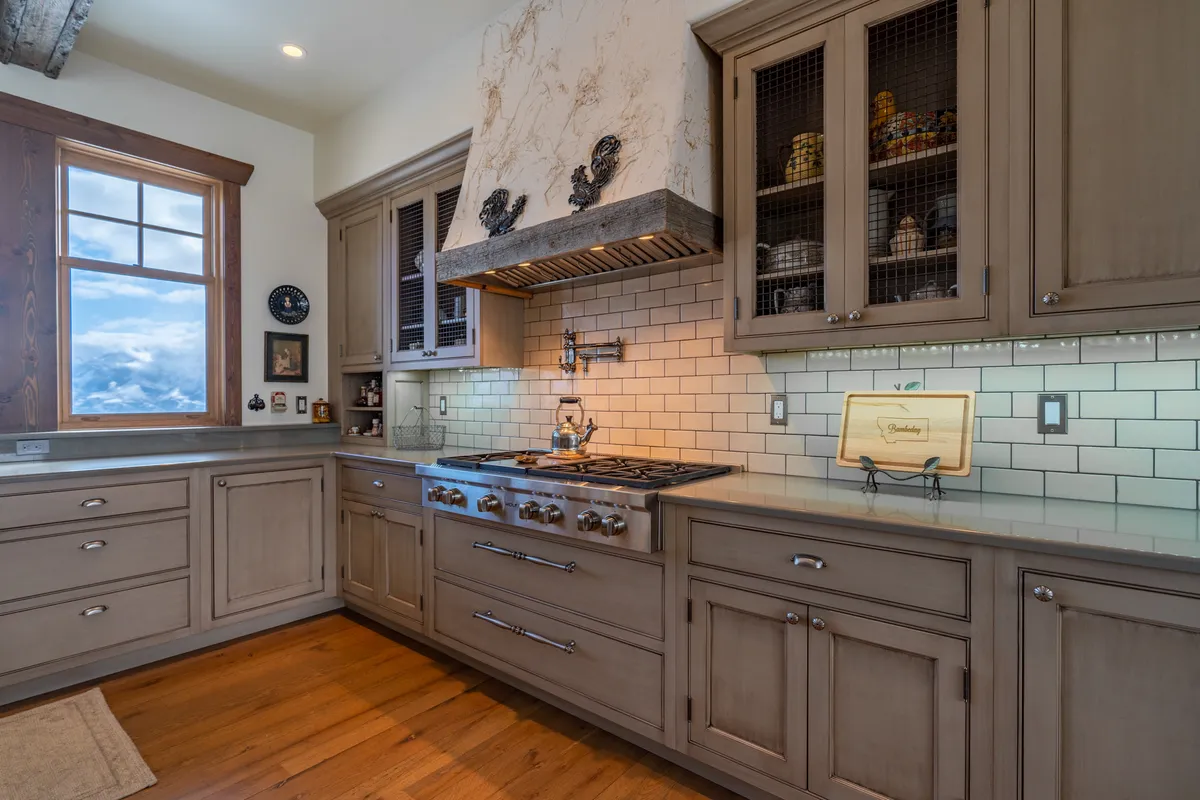 Wander Yellowstone Summit