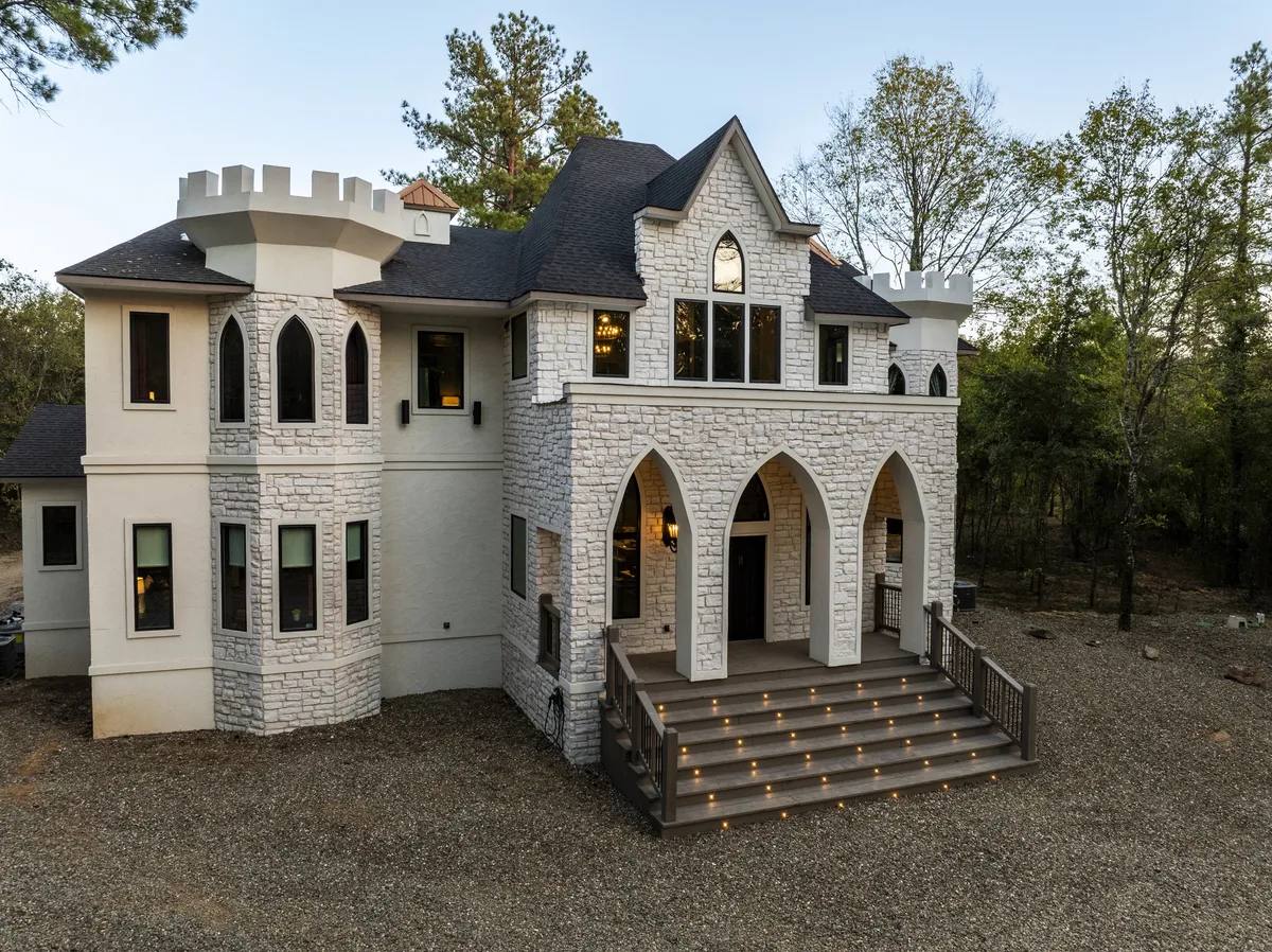 Wander Broken Bow Castle