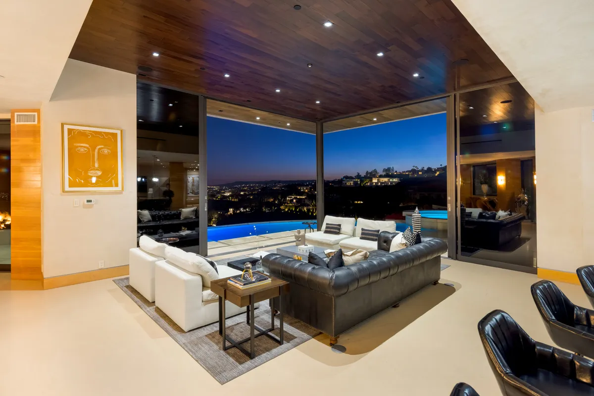 Wander Hollywood Hills Sky