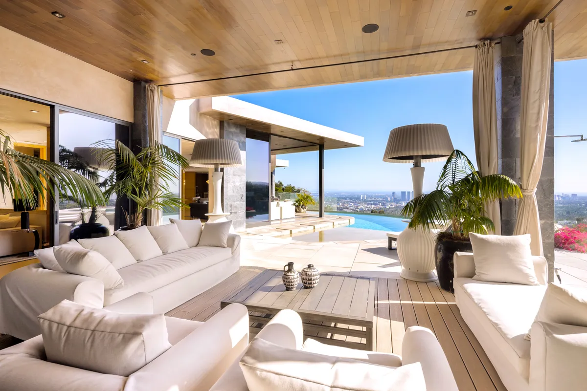 Wander Hollywood Hills Sky