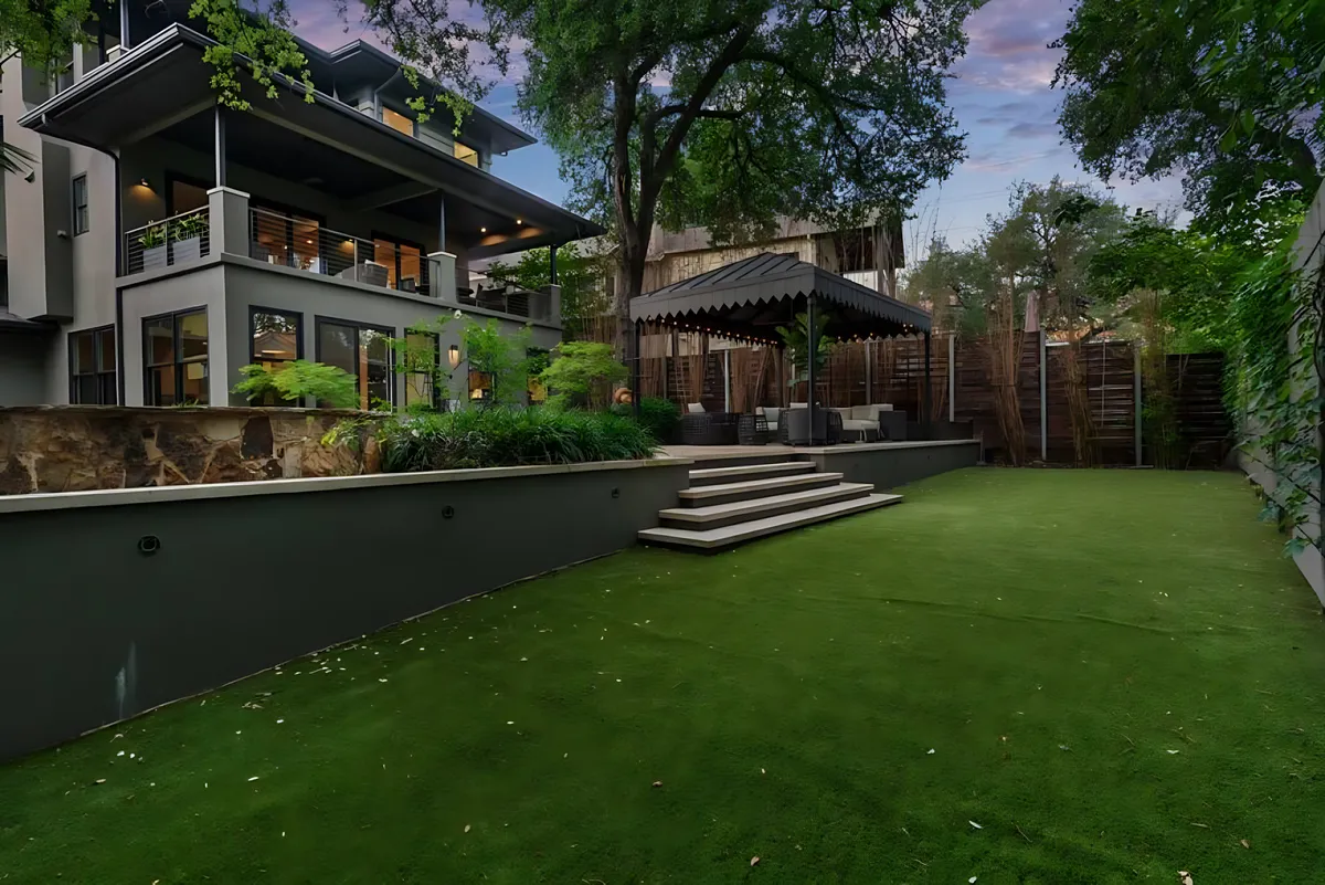 Downtown Oasis : Heated Pool : Spa : Outdoor Living/Dinning : Game Room