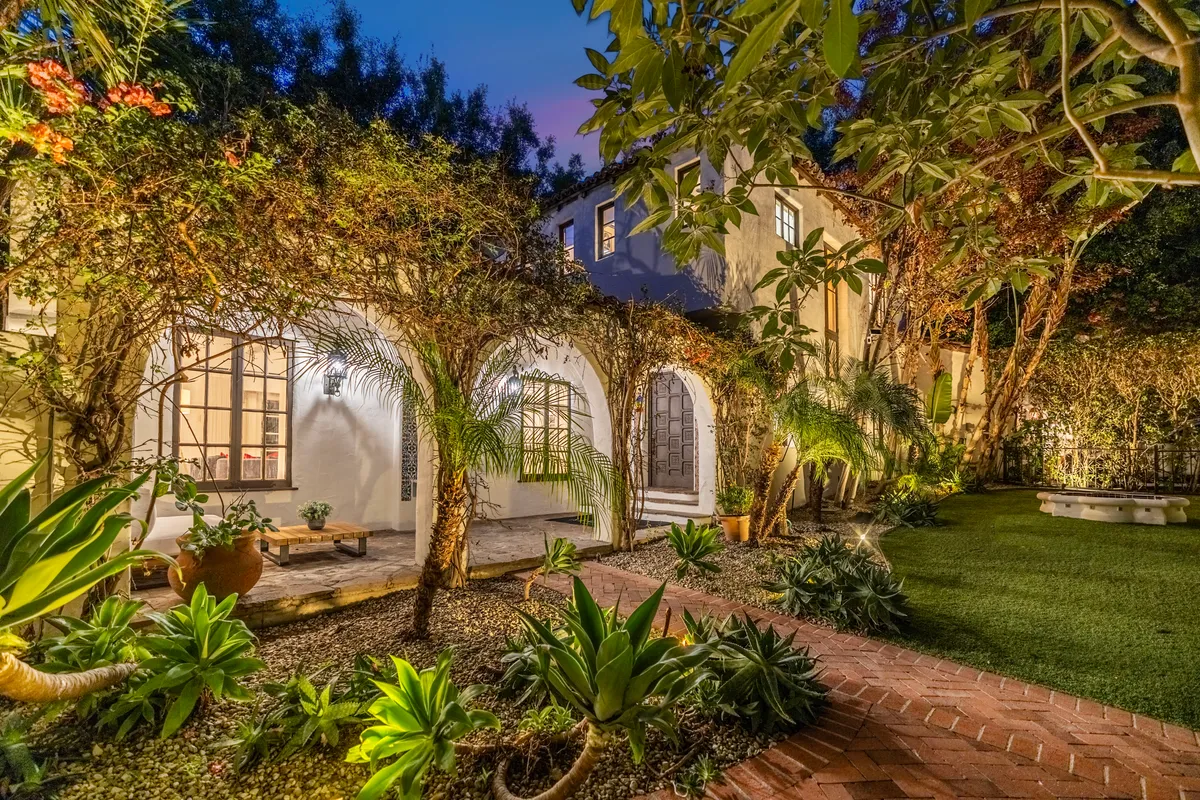 Wander West Hollywood Vale