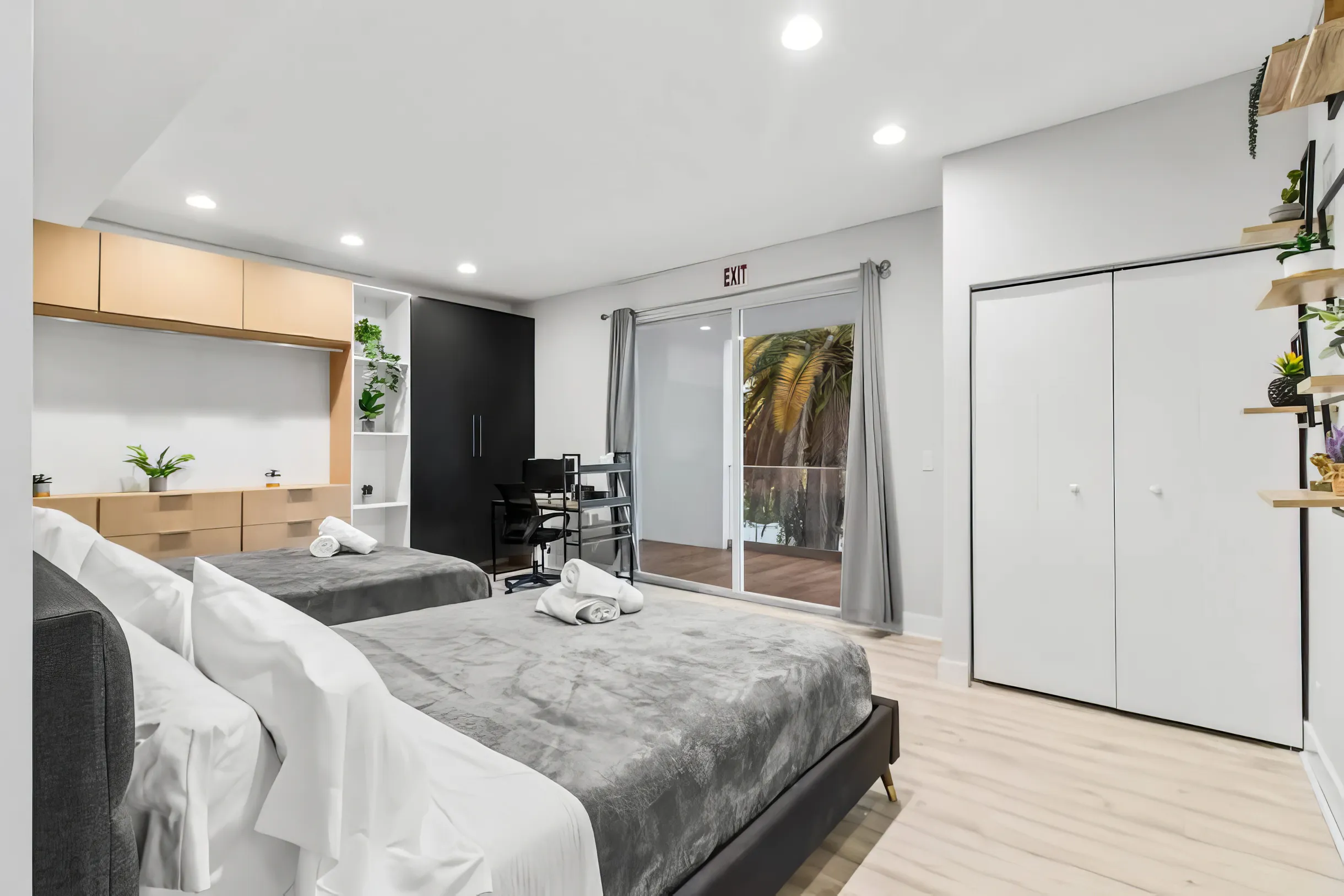 Wander Hollywood Beach Modern #45