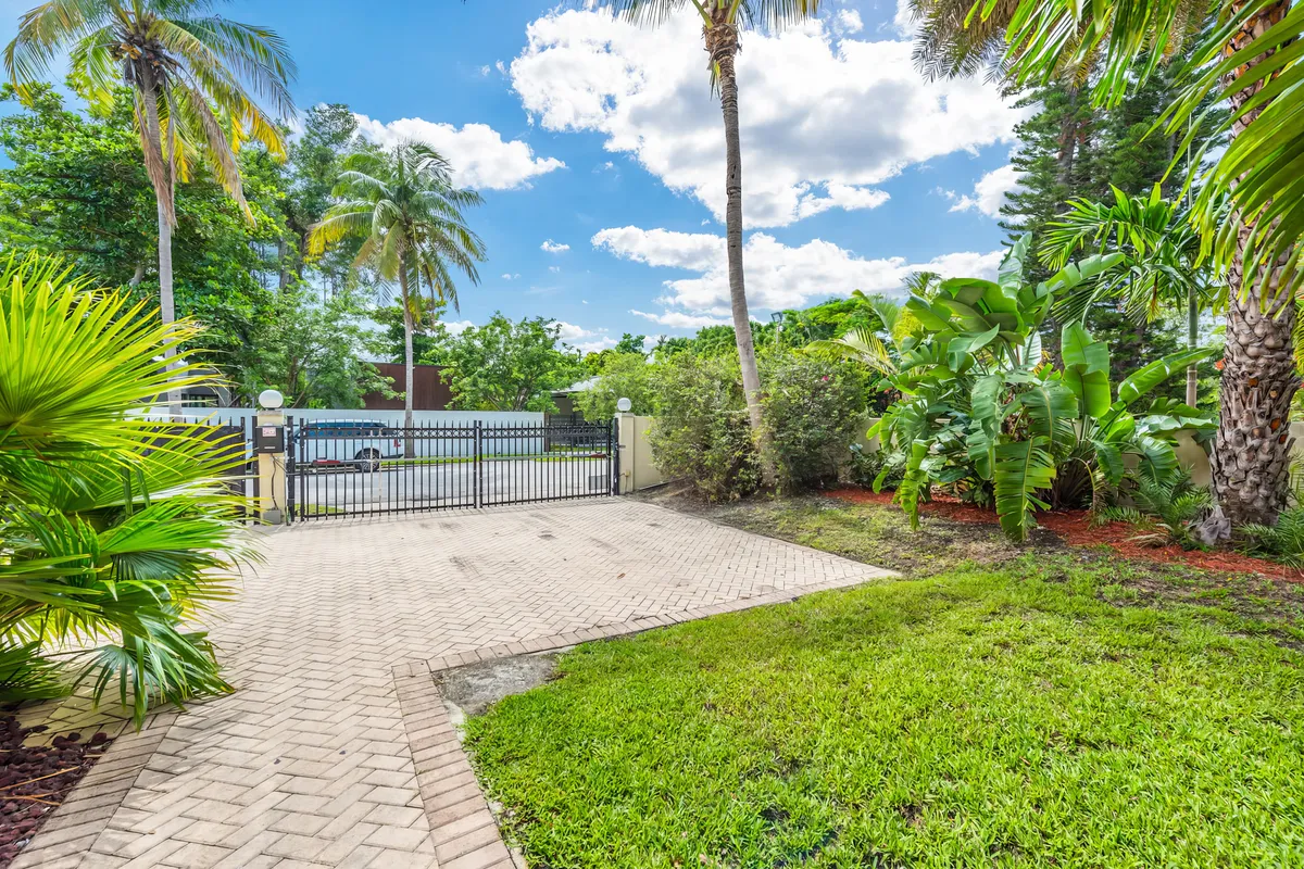 Massive Villa, Movie theater, Pool, & Jacuzzi !