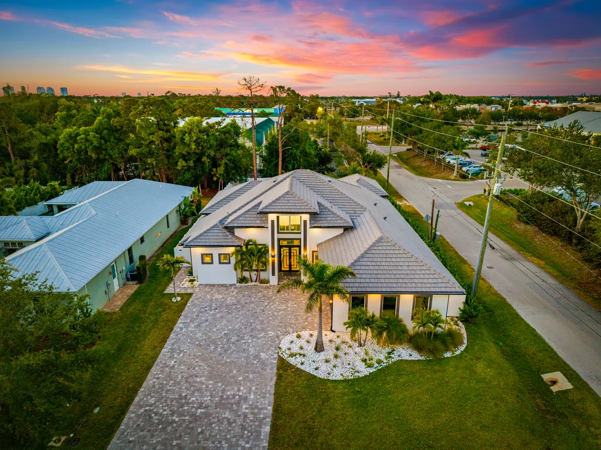 Blue Diamond Beach Home property photo 5