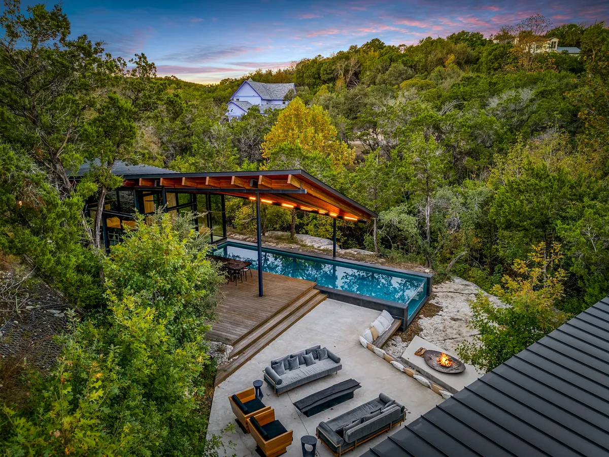 Wander Austin Falling Leaves