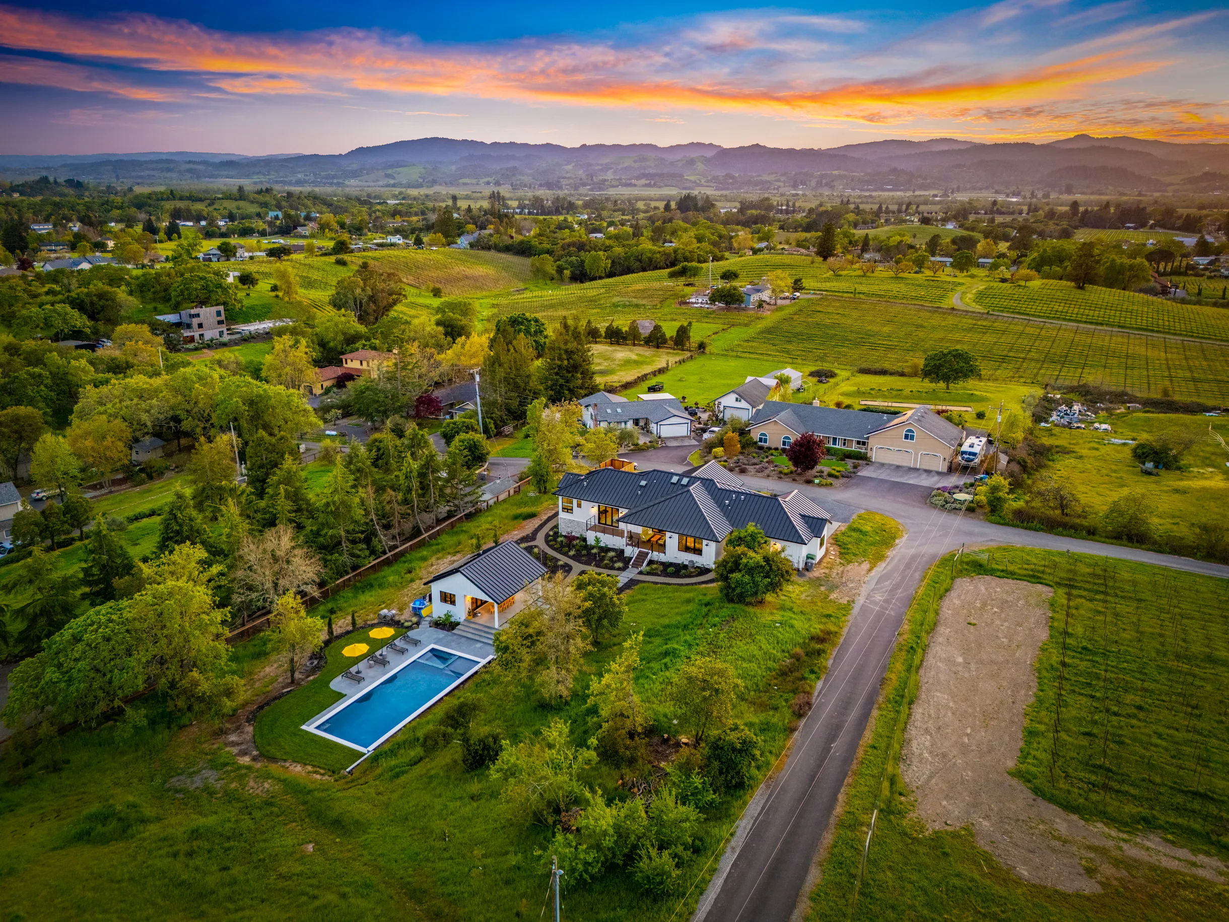 Healdsburg Haven - 3 BD plus Den, Pool, Spa & Wine Tasting #106