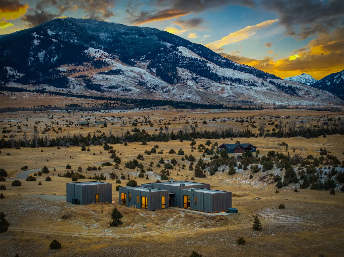 Wander Yellowstone Valley
