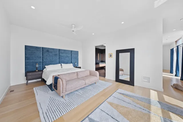 Bedroom 1 image 1