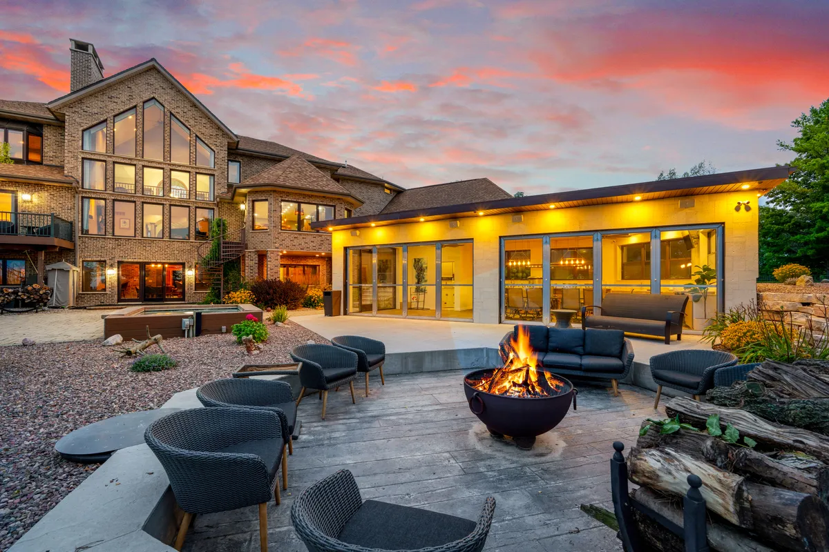 Wander Newton Lakefront